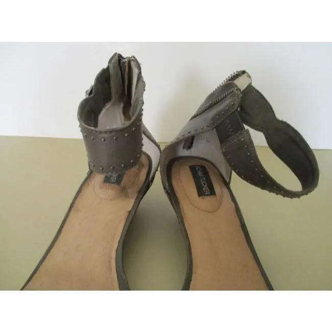 Adam Tucker Gray Taupe Elasticized Ankle Strap Open Toe Flats Sandals Size Us