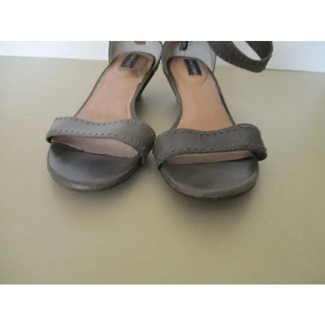 Adam Tucker Gray Taupe Elasticized Ankle Strap Open Toe Flats Sandals Size Us